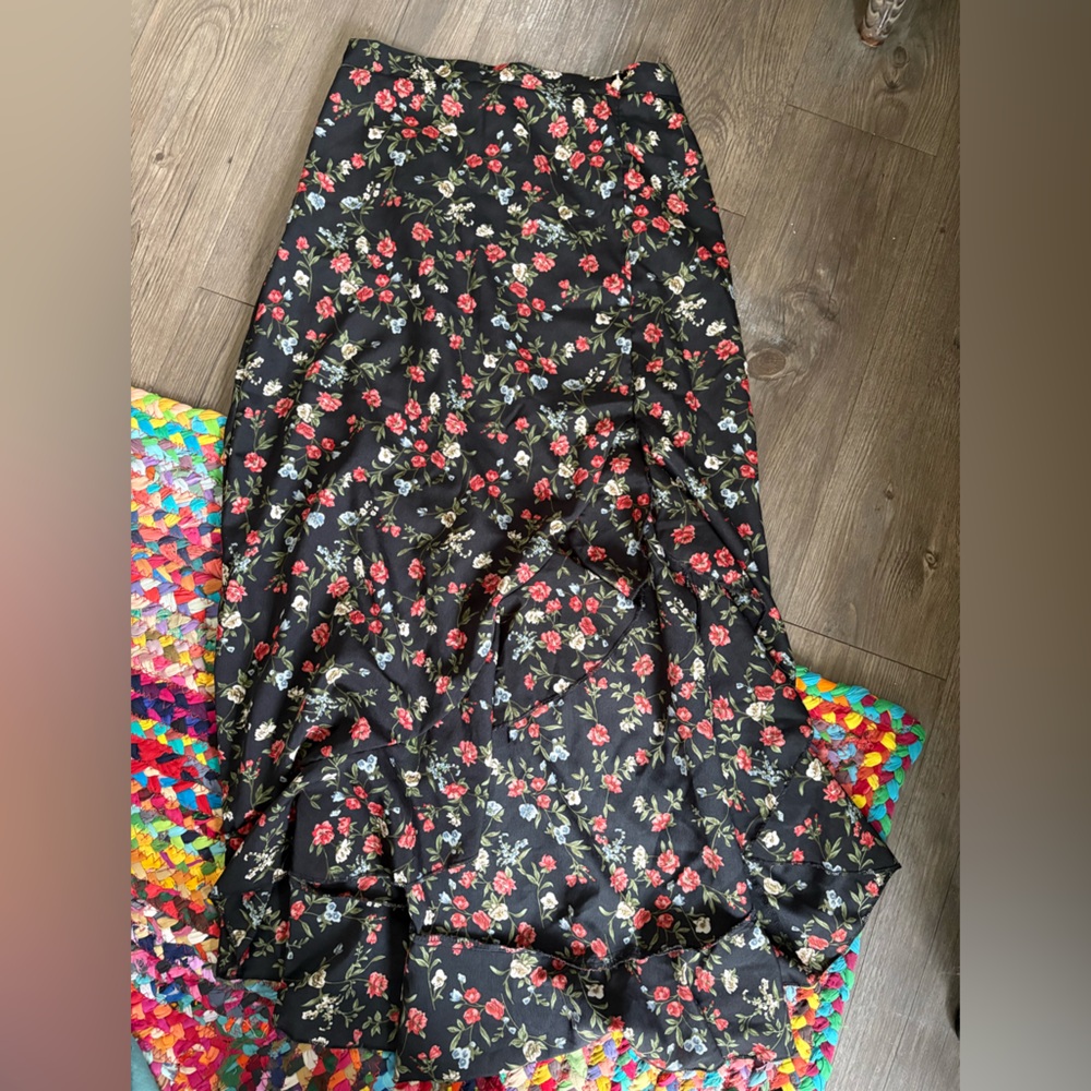 WHIMSICAL FLORAL SLITTED MIDI SKIRT - Picture 2 of 7